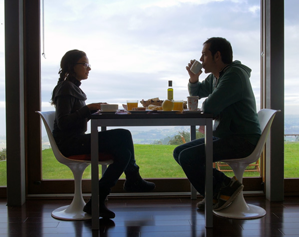 Dos personas desayunando